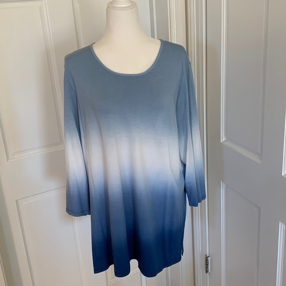Chico's Tops - EUC.  Chicos blue ombré top/tunic